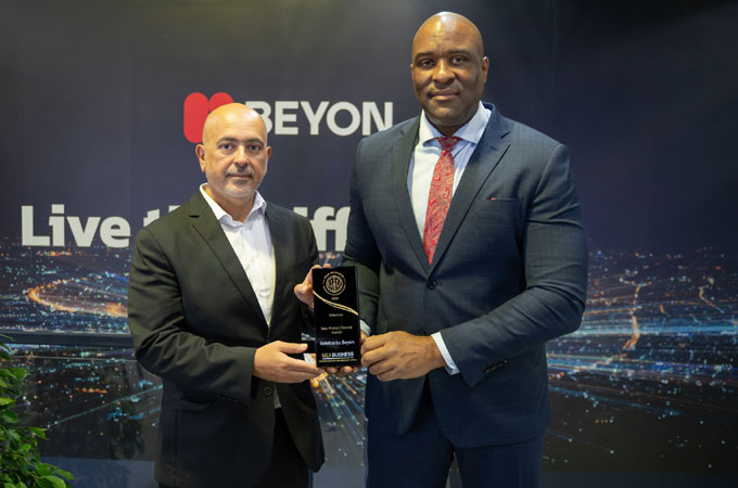 Shaikh Bader receiving the award from Ken Mitchen.