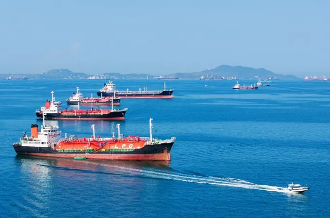 Qatari LNG Tanker heads for Strait of Hormuz as peace talks await Iran response
