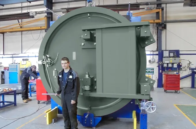 Pressure vessel access solutions to support black powder filtration 