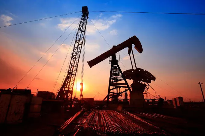Brent heads for weekly loss of 8% despite Friday rebound